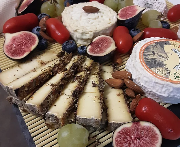 Plateau de fromages et fruits : figues, raisins, myrtilles, amandes à Pernes-les-Fontaines dans le Vaucluse 84